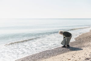 full-shot-old-woman-near-sea